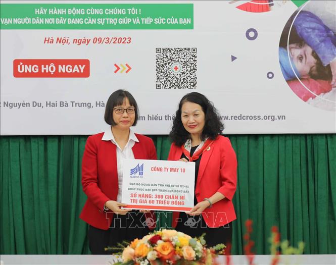 Tính đến ngày 06/3/2023, Trung ương Hội Chữ thập đỏ Việt Nam đã tiếp nhận ủng hộ và cam kết ủng hộ của các đơn vị, doanh nghiệp, cá nhân trên 12 tỷ đồng và hàng hoá bao gồm áo ấm, chăn ấm, áo phông. Ảnh: Thanh Tùng - TTXVN